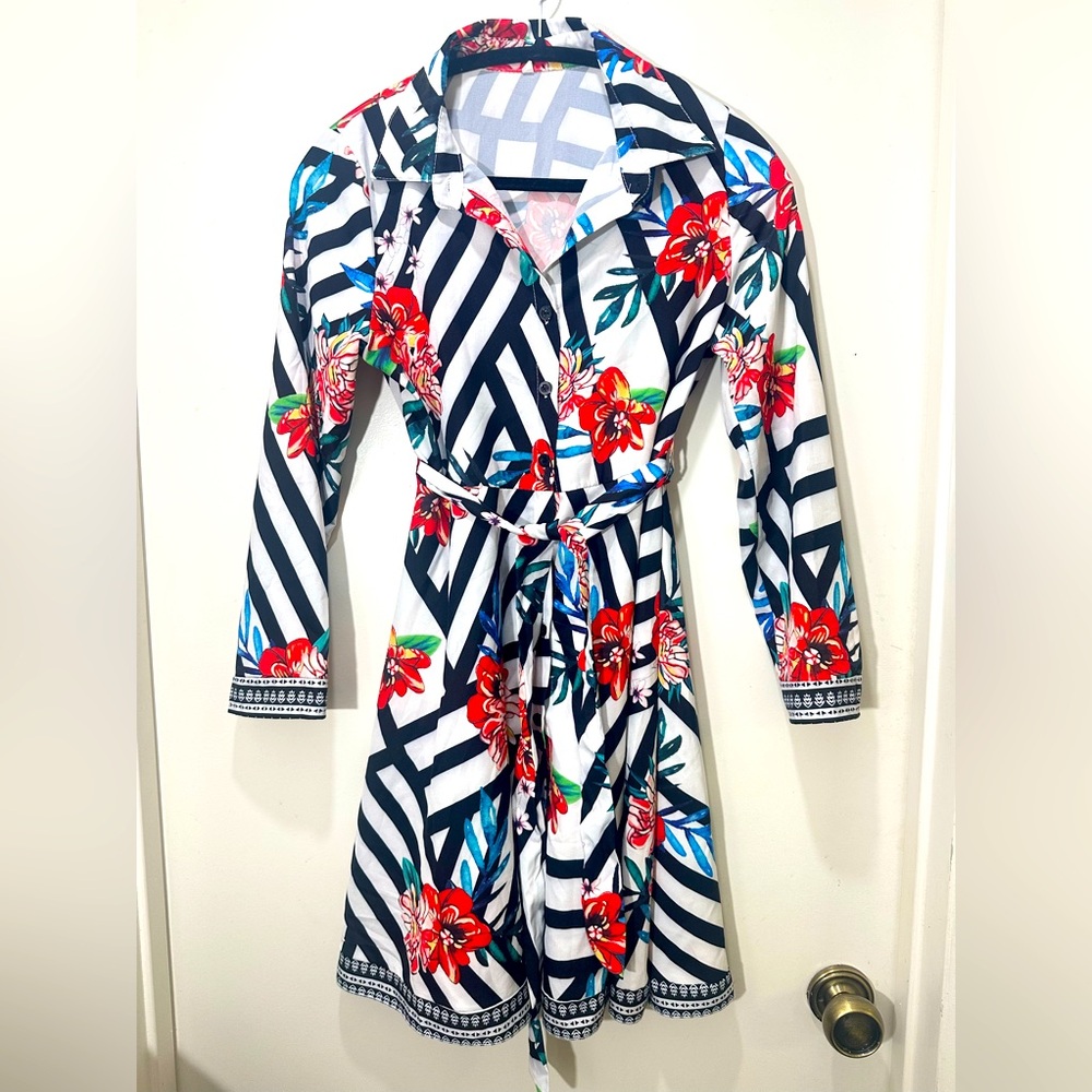 Long Sleeve A-line Printed Mini Dress w/belt featuring a ruffled hem line size S